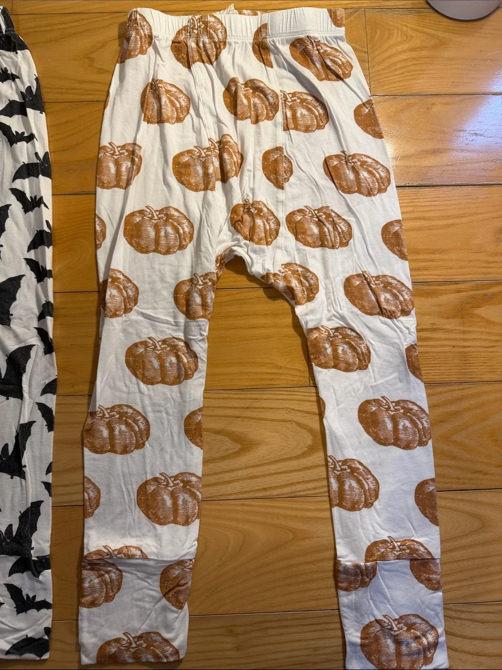 kate quinn Halloween Bat & Pumpkin Leggings - White with Black & Orange Prints